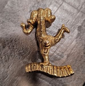 Vintage Disney Gold Tone Winnie the Pooh Tigger plays piano Brooch Pin 1.5”